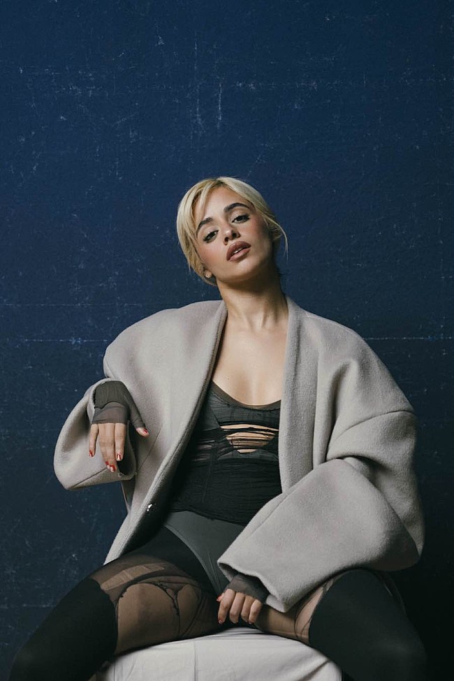 「カミラ・カベロ、日本語歌詞も登場する新曲「Chanel No.5」のMV公開」1枚目/2