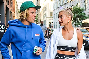 「ジャスティン・ビーバー、妻ヘイリー・ビーバーの膨らんだおなかに手を添える写真を公開」