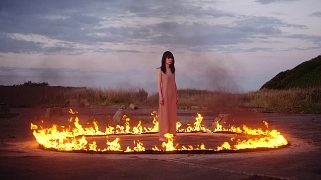 「羊文学、TVアニメ『【推しの子】』第2期の初回OA日にED主題歌「Burning」MV公開へ」1枚目/4