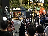 「The Biscatsが初ストリートライブを敢行、新曲「Goody Goody Girl」も初のヒルビリースタイルで披露」1枚目/4