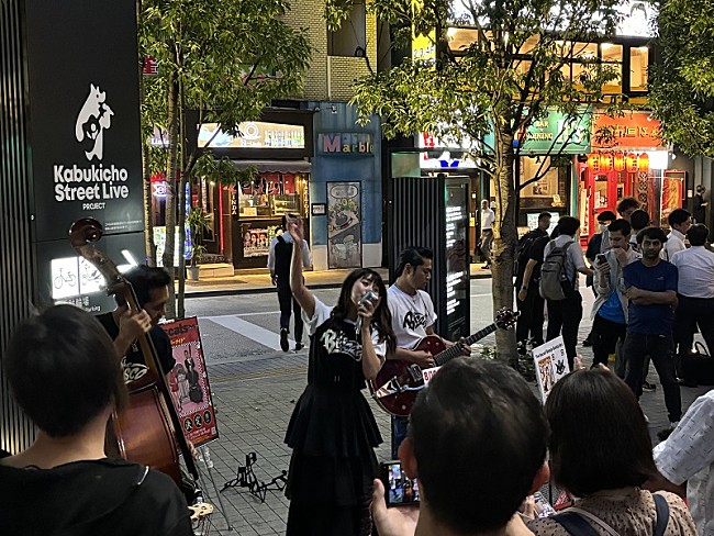 「The Biscatsが初ストリートライブを敢行、新曲「Goody Goody Girl」も初のヒルビリースタイルで披露」1枚目/4