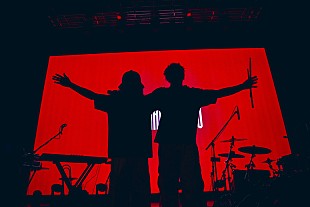 「＜ライブレポート＞NIKO NIKO TAN TAN　サウンドや映像、展開の全てが中毒性高いツーマン【喜劇】最終公演」