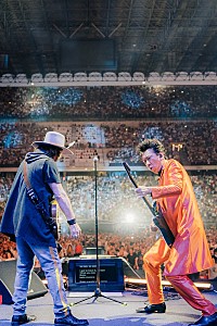 ライブレポート＞ズッケロ、ミラノでの壮大なコンサートで布袋寅泰と