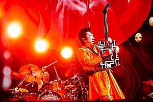ライブレポート＞ズッケロ、ミラノでの壮大なコンサートで布袋寅泰と