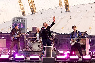 「コールドプレイ、元マネージャーのデイヴ・ホームズとの訴訟で和解」