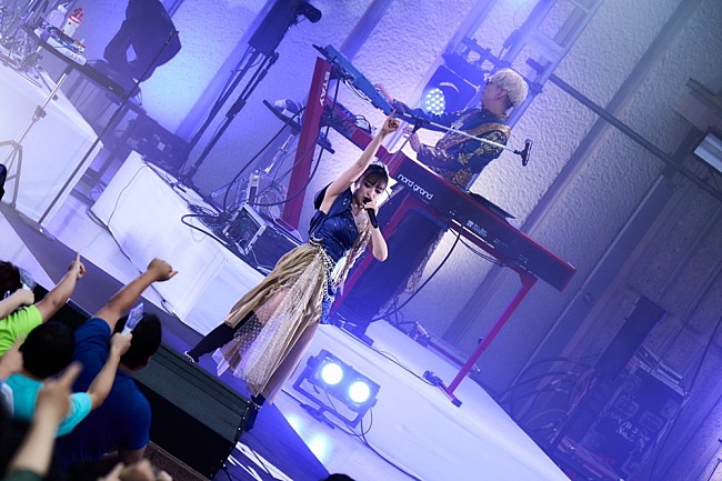 「＜ライブレポート＞GARNiDELiA　雨の中、ワールドワイドな存在感を見せつけた【World Tour 2024 -TEN- [MAKUAKE]】」1枚目/17