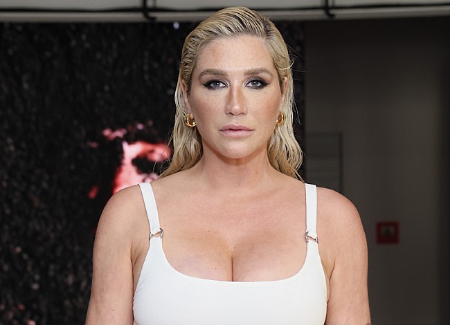 「ケシャ、サブリナ・カーペンターを称賛＆「音楽界の女性であることを誇りに思う」と投稿」1枚目/1