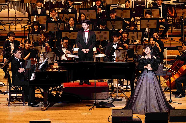 「＜ライブレポート＞薬師丸ひろ子×武部聡志、珠玉の名曲たちがオーケストラと共に新たな景色へ」1枚目/2