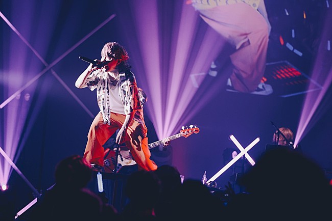 「syudou、ツアー【溺愛】ファイナル公演で生み出した巨大な熱気と一体感「マジで全てはラブです」」1枚目/9