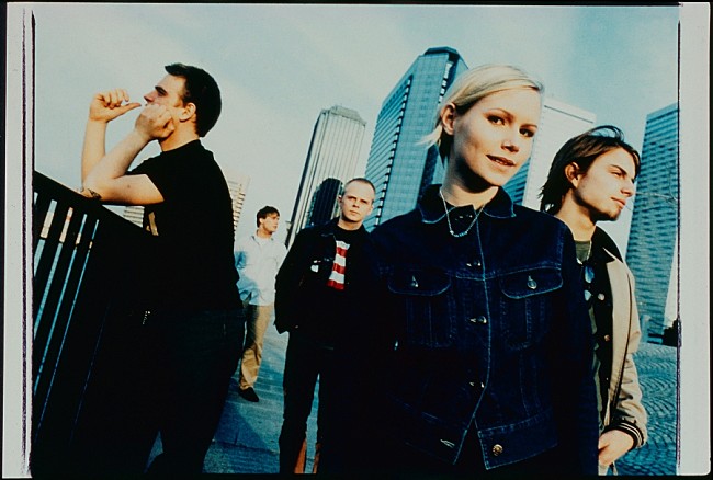 「カーディガンズ、アルバム本編未収録トラック集『ザ・レスト・オブ・ザ・ベスト』がCD2枚組で発売」1枚目/2