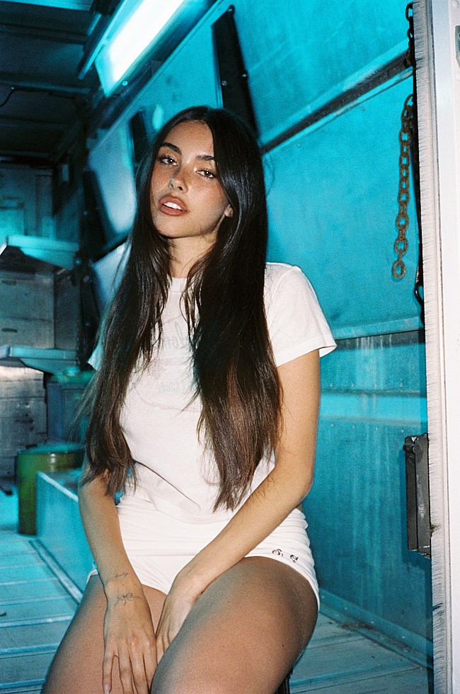 「サマソニ出演のマディソン・ビアー、新曲「15ミニッツ」のスリル溢れるMV公開」1枚目/2