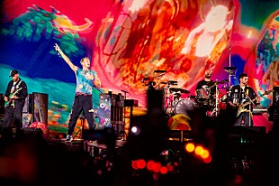 「コールドプレイ、ドイツ公演でテイラー・スウィフトに「Everglow」を捧げる「悲しいと感じているみんなに」」