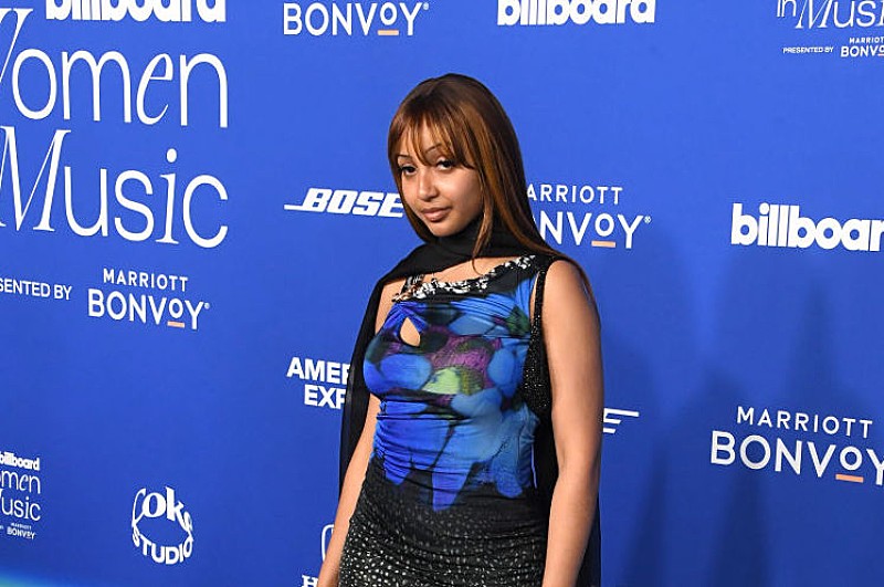 ピンクパンサレス、ライブ中にファンへコーチのバッグをプレゼント 