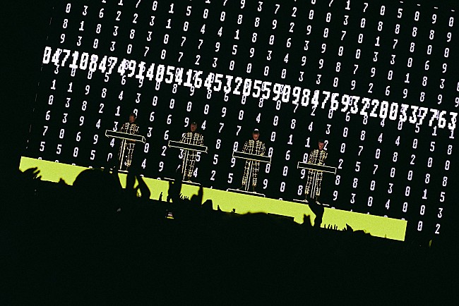 「【FRF &#039;24】2日目はクラフトワークの爆音テクノ、感情を大爆発させたガール・イン・レッド、魅惑のグラス・ビームスが揺らすフロアで大盛況」1枚目/12