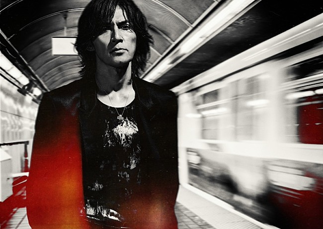 「稲葉浩志、AL『只者』より品川ヒロシが監督を務めた「Chateau Blanc」MV公開」1枚目/3