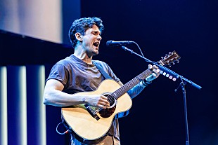 「ジョン・メイヤー、人差し指の怪我を明かす「残りの3本の指を使ってギターの練習をしてる」」