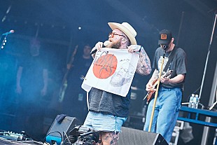 「＜インタビュー＞テディ・スウィムズが語る、全米No.1曲「Lose Control」のロングヒットと【ワープド・ツアー】愛」