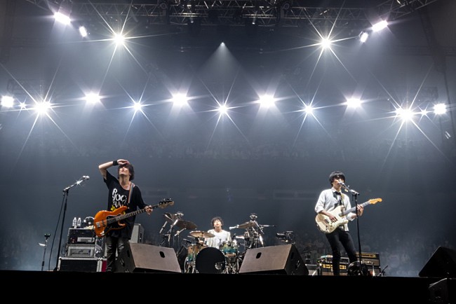 「＜ライブレポート＞「ロックバンドを諦めなくて良かった」――UNISON SQUARE GARDENが結成20周年記念日に武道館で祝祭」1枚目/10