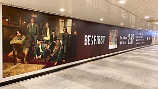 「BE:FIRST、見る角度によってデザインが変わる特大特殊ポスターが東急渋谷駅構内に登場」