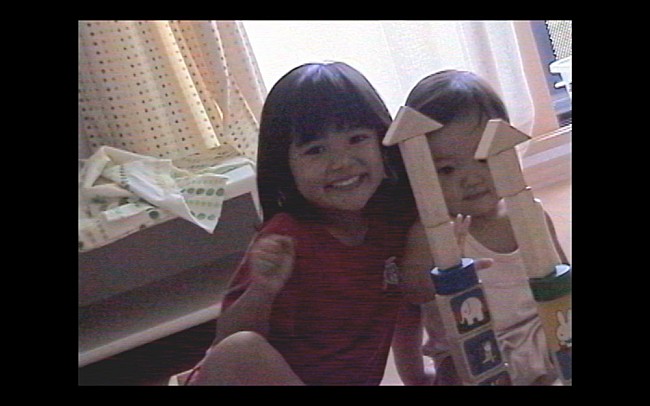 「由薫、幼少期のホームビデオを使用した「勿忘草」MV公開」1枚目/4