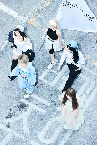 「LE SSERAFIM、日常の空間もクールに変える『CRAZY』コンセプトフォト公開」