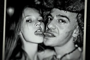 「ケイト・モスのデビュー当時の姿も、映画『ジョン・ガリアーノ 世界一愚かな天才デザイナー』より本編映像解禁」