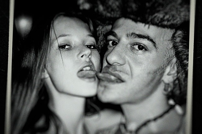 「ケイト・モスのデビュー当時の姿も、映画『ジョン・ガリアーノ 世界一愚かな天才デザイナー』より本編映像解禁」1枚目/4