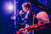「安田レイ、Charaや宇多田ヒカルなど名曲をカバーしたプレミアムライブ開催「何度も言わせてください。幸せです。」 」1枚目/6