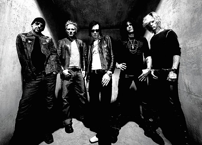 「ヴェルヴェット・リヴォルヴァー、エアロやニルヴァーナのカバー他追加収録した『コントラバンド』20周年盤が日本独自CD化」1枚目/3