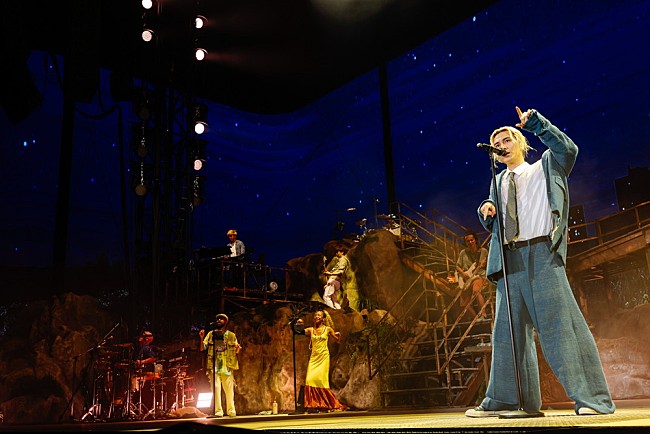 「＜ライブレポート＞藤井 風、“Feelin’ Good”な気持ちが世界を変えると証明した幸福感満載の日産スタジアム公演2日目」1枚目/25