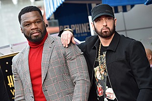 「50セント、防弾チョッキを着ながらエミネムと出会った”ワイルド”な初対面を振り返る」