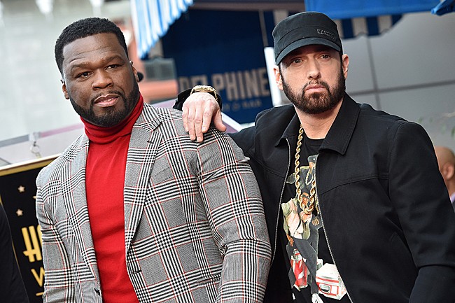 「50セント、防弾チョッキを着ながらエミネムと出会った”ワイルド”な初対面を振り返る」1枚目/1