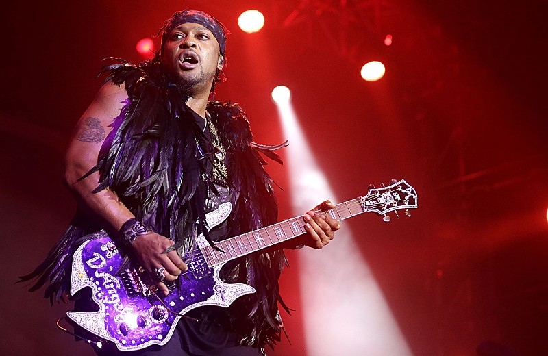 ディアンジェロ、新しい音楽に取り組んでいるとラファエル・サディークが明かす 