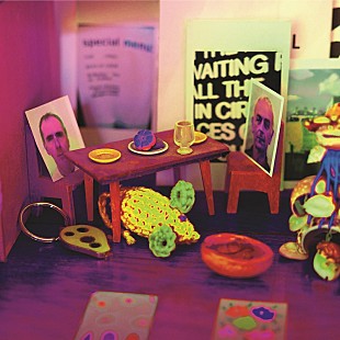 「アンダーワールドがニューアルバム『Strawberry Hotel』を10月リリース、ボートラ収録の日本盤も」