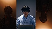 「NAQT VANEによる主題歌MVを、映画『あの人が消えた』主演の“高橋文哉に見せてみた”動画公開」1枚目/3