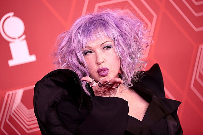 「シンディ・ローパー、チャペル・ローンの“パフォーマンス・アート”のようなスタイルに注目「視覚的なものが大好き」」1枚目/1