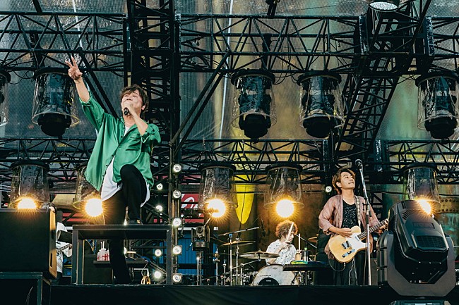 「＜ライブレポート＞ポルノグラフィティ、灼熱のハマスタで感謝の祝杯をあげたデビュー25周年記念日「あんたらがおるから、わしらの歌がある」」1枚目/8