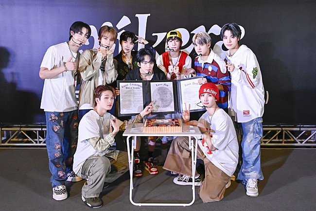 「＜レポート＞xikers、日本デビュー日にショーケース開催　「Tsuki (Lunatic)」含むパフォーマンスや“月の土地権利書”でステージ沸かす」1枚目/11