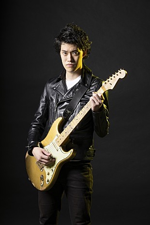 「粗品、スリーピース・バンド形態でEP『泣声夜』配信リリース＆今回も自身監督のMV公開」