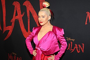 「クリスティーナ・アギレラ、サブリナ・カーペンターを“最もお気に入り”の子どもと称する」