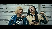 「女王蜂、新曲「狂詩曲」と映画『ベイビーわるきゅーれ ナイスデイズ』のコラボレーションムービー公開」1枚目/3