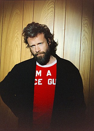 「ファーザー・ジョン・ミスティ、新曲「She Cleans Up」公開」