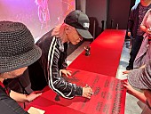 「HYDE【HYDE [INSIDE] Release Special POP-UP STORE in HARAJUKU】サプライズ訪問の様子」4枚目/6