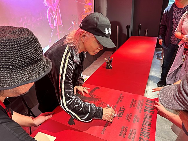 「HYDE【HYDE [INSIDE] Release Special POP-UP STORE in HARAJUKU】サプライズ訪問の様子」4枚目/6