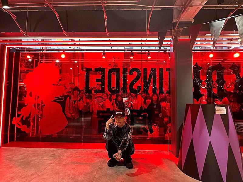 「HYDE【HYDE [INSIDE] Release Special POP-UP STORE in HARAJUKU】サプライズ訪問の様子」2枚目/6