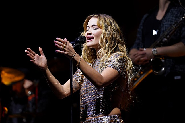 「リタ・オラ、故リアム・ペインとのコラボ曲「For You」を披露し追悼」1枚目/1