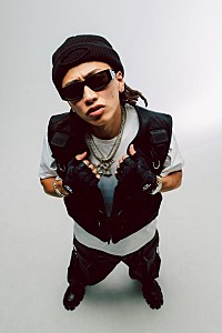 ellow Bucks、WILYWNKAを客演に迎えた「Drop It」MV公開 | Daily News