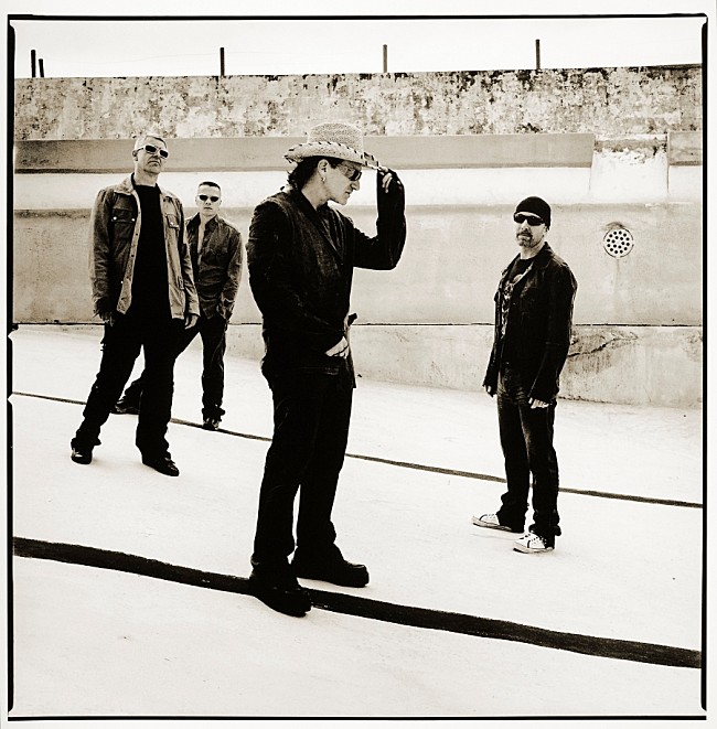 「U2、「ヴァーティゴ」MVの日本語字幕付メイキング映像公開」1枚目/3