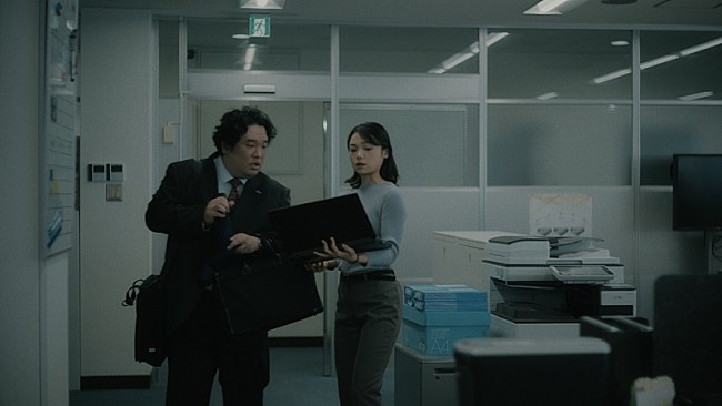 「古川琴音がフラカン「深夜高速」カバー、上司役で岡崎体育も出演のSMBCグループ新TVCM」1枚目/4