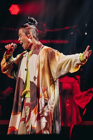 「＜ライブレポート＞久保田利伸、王道のグルーヴィー・ポップスで踊らせる久々の全国ツアー【佐藤さん、いつものでよろしいですか？】（セトリネタバレなし）」